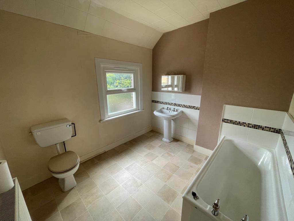 Lot: 10 - THREE-BEDROOM SEMI IN RURAL LOCATION - Bathroom